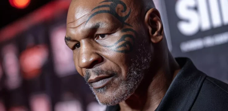 Крупный план профиля легендарного боксёра Майка Тайсона с серьёзным выражением лица и его татуировкой на лице