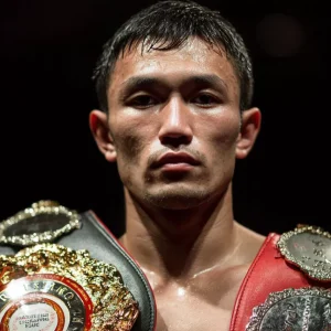 Портрет казахского боксёра с чемпионскими поясами