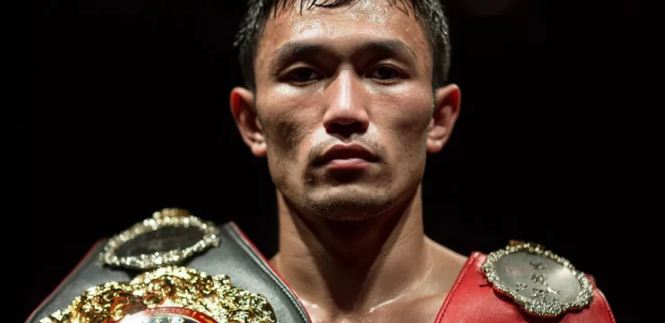 Портрет казахского боксёра с чемпионскими поясами